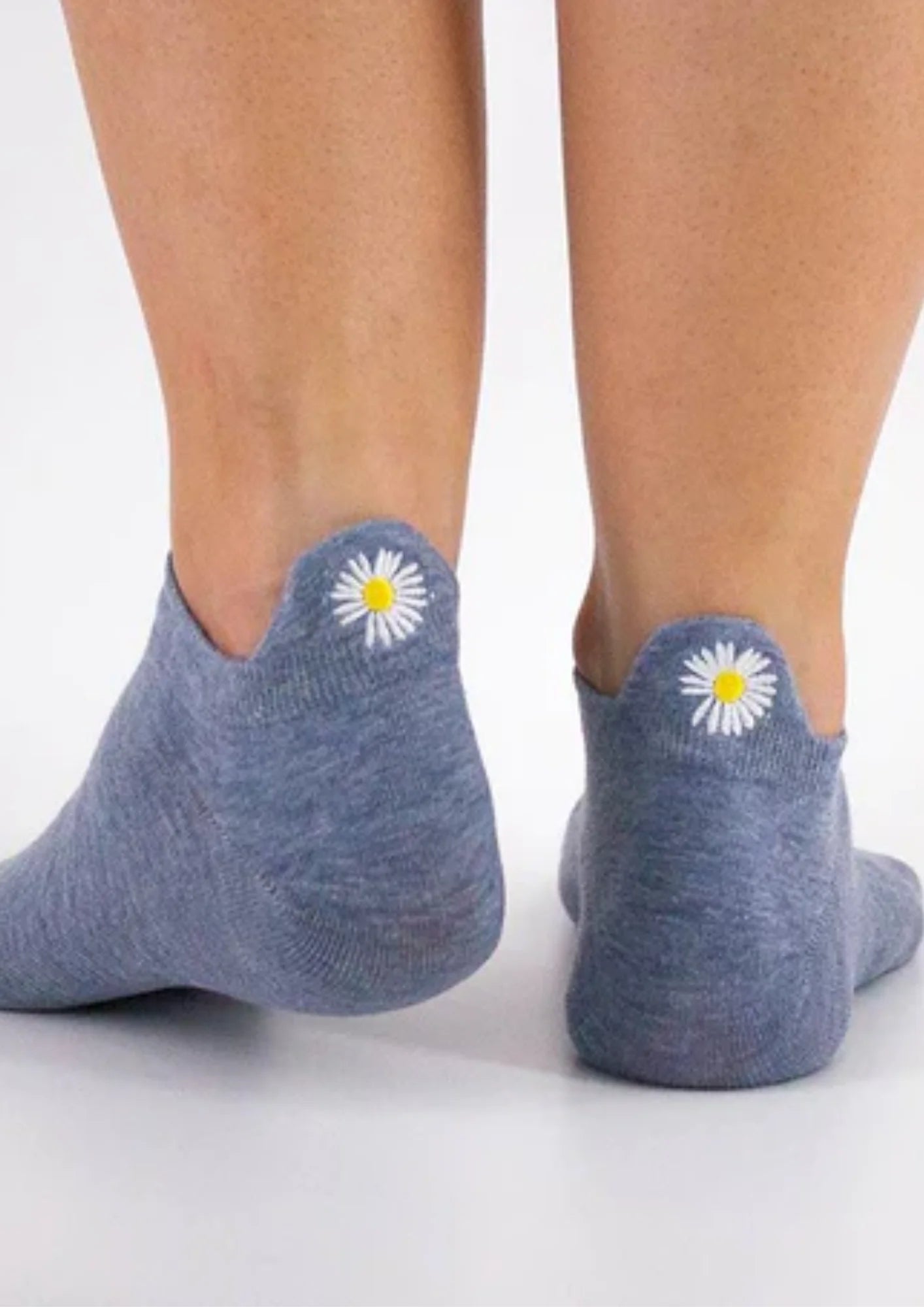 Blaue Socken mit Blumenstab
