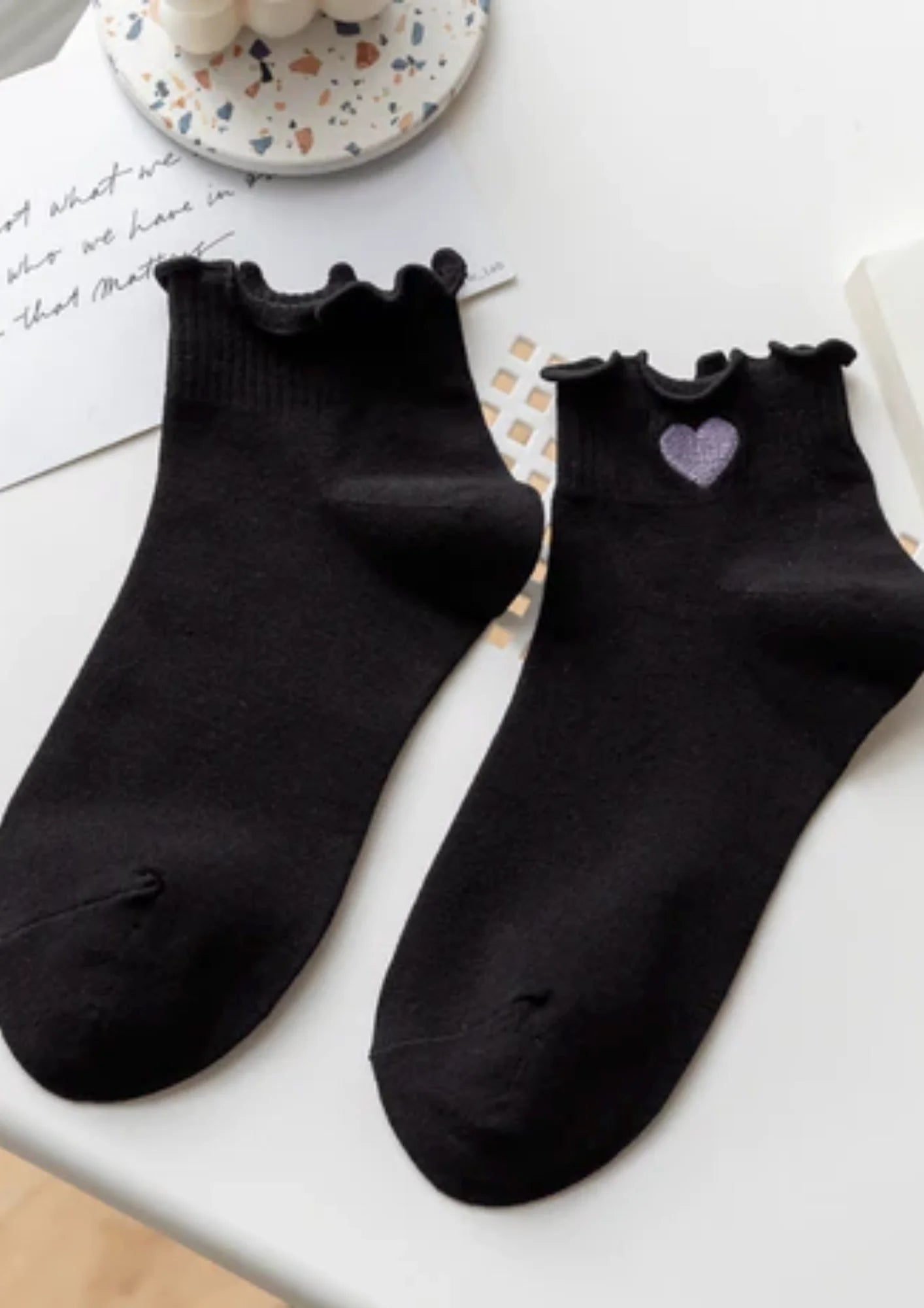 Schwarz gekräuselte Socken mit Herzdetails