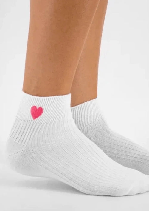 Weiße und rosa Herzsocken