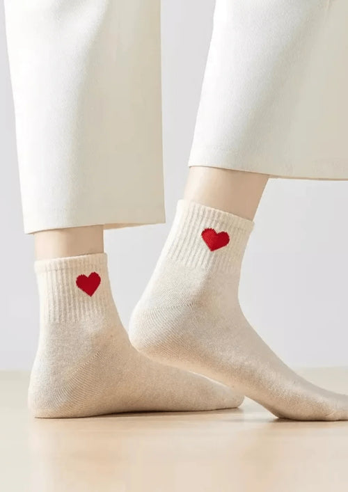 Weiße und rosa Herzsocken