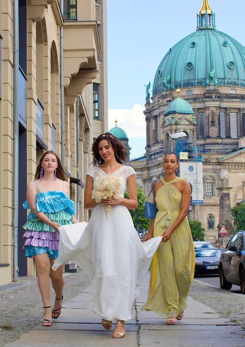 Weißes Spitzen -Hochzeitskleid