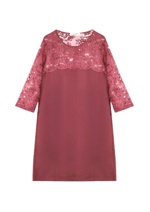 Robe en dentelle rouge
