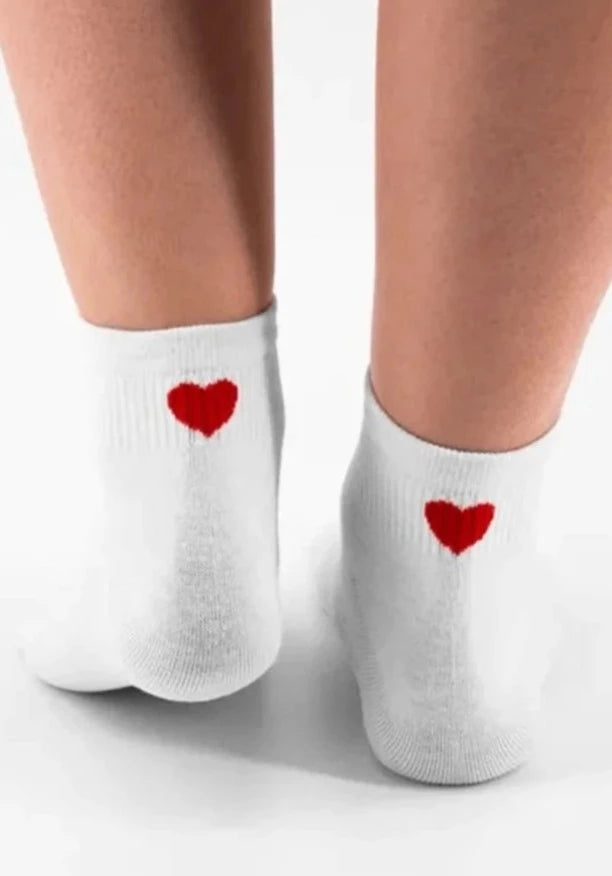 Chaussettes à cœur blanc et rouge