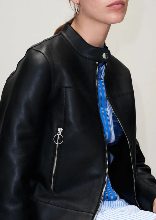 SCHWARZE LEDERJACKE