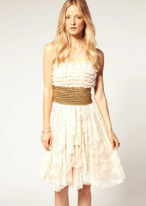 ROSA TRÄGERLOSES RÜSCHENKLEID