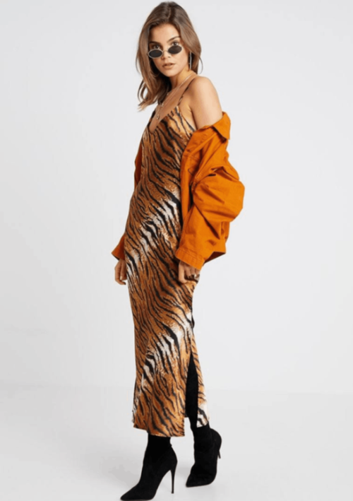 SATIN-SLIPKLEID MIT TIGERMUSTER
