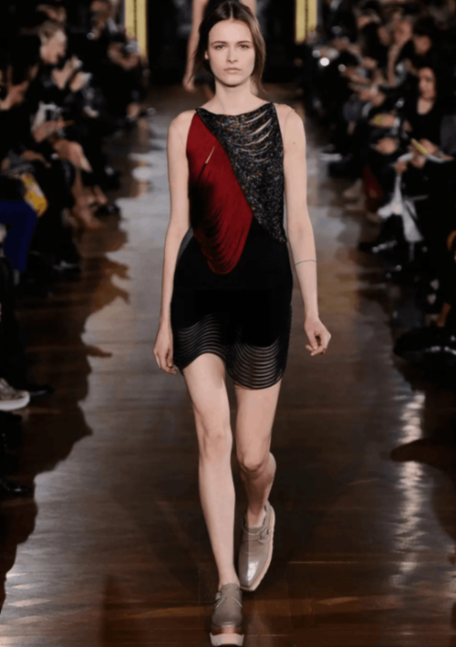 MEHRFARBIGES MINI-KLEID MIT FRISELEN