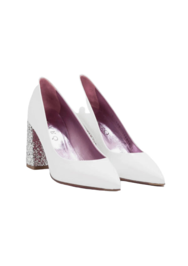 Chaussures à talons hauts blancs avec des talons brillants
