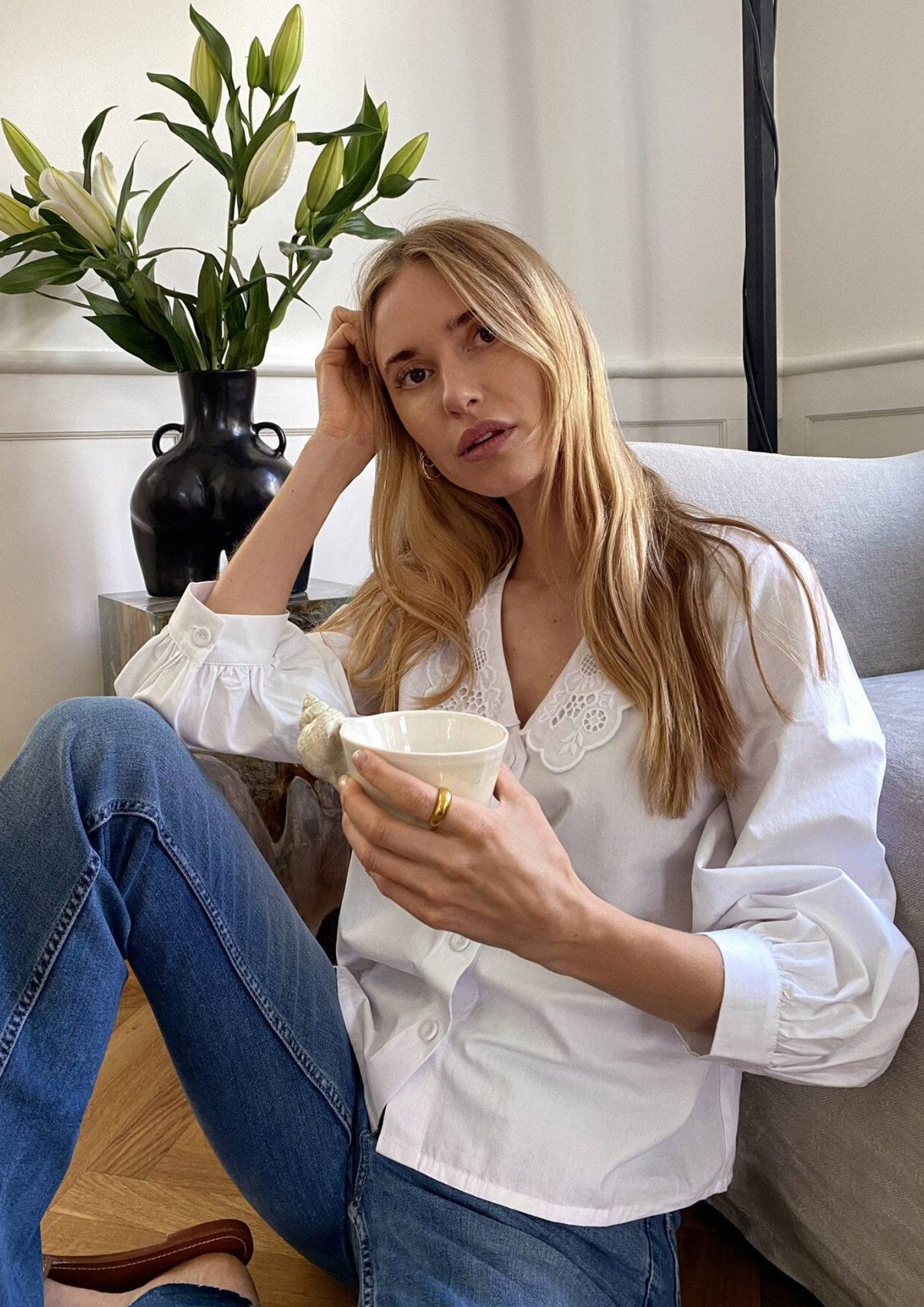 WEISSE BLUSE MIT KNÖPFEN