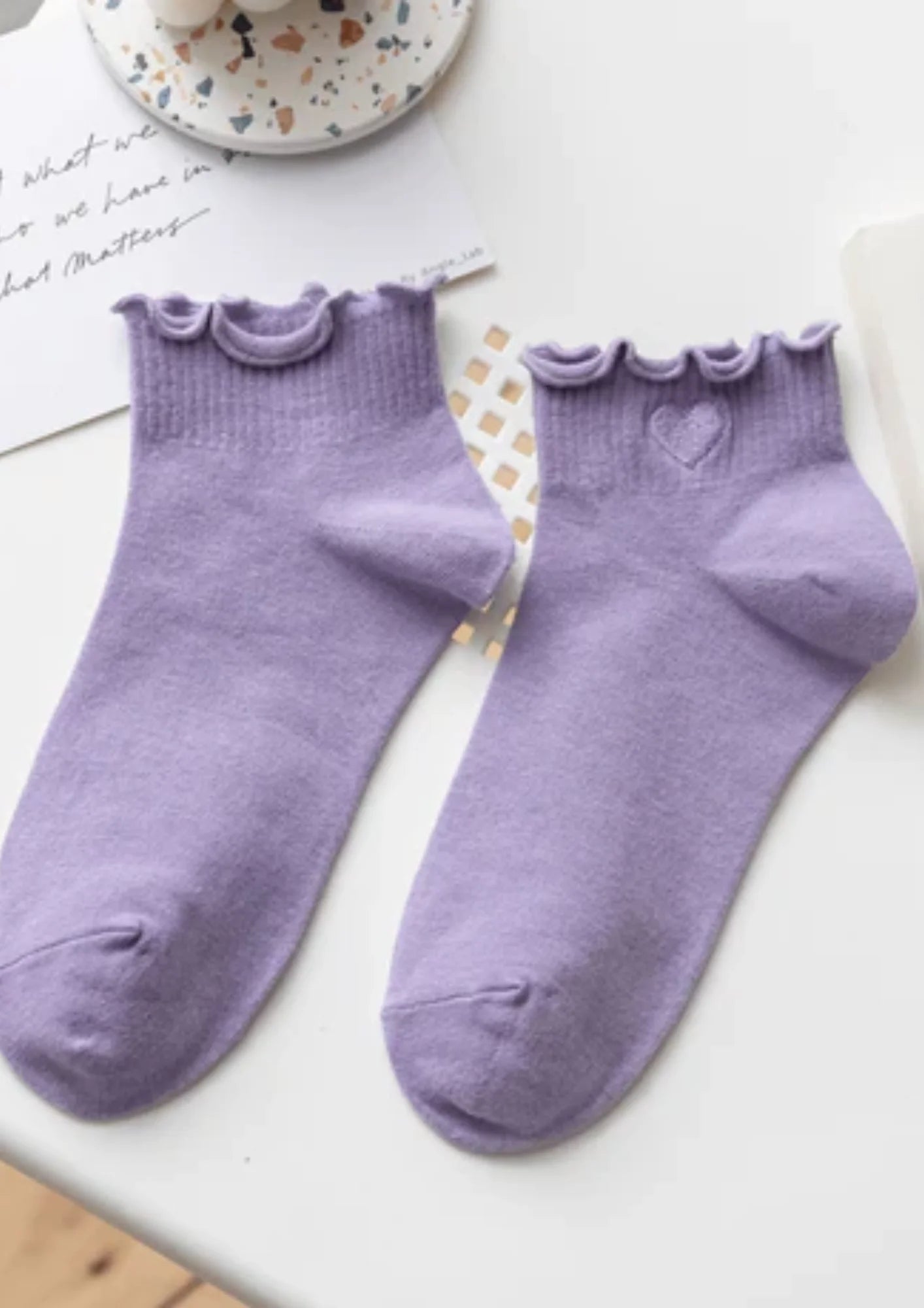 Chaussettes violettes à volants avec des détails cardiaques