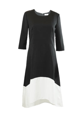 Schwarz -weißes asymmetrisches Kleid