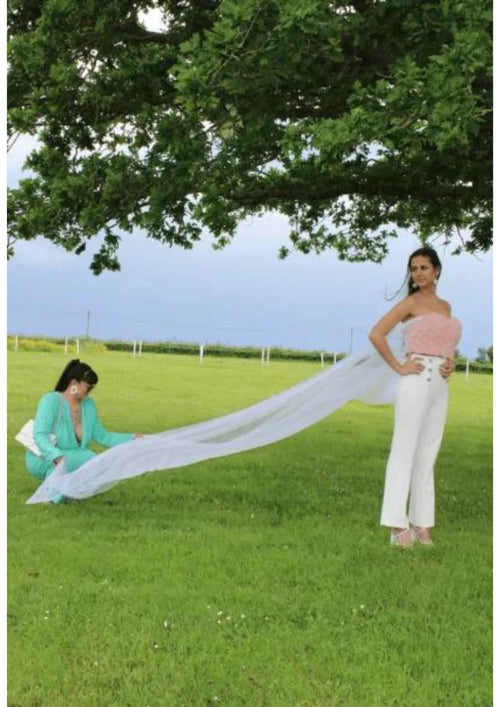 Umhang mit weißen Perlen