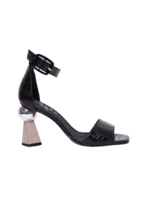 Sandales noires avec des talons géométriques