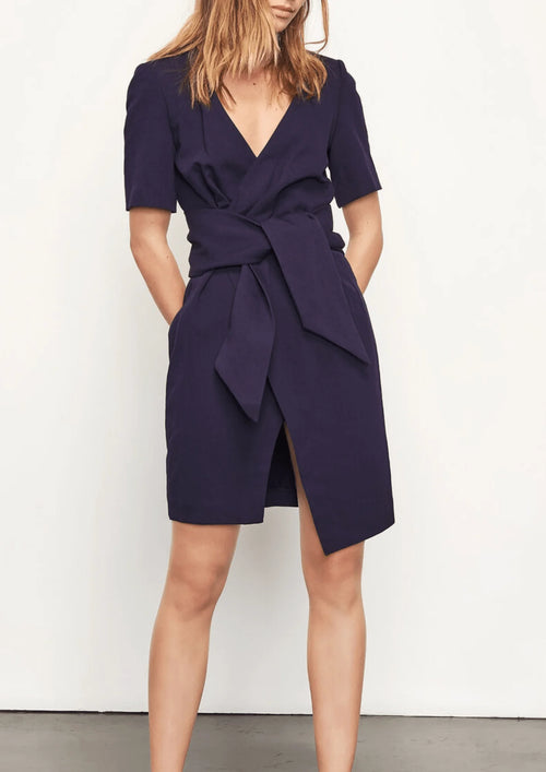 PIA war ein kurzes Kleid gewickelt