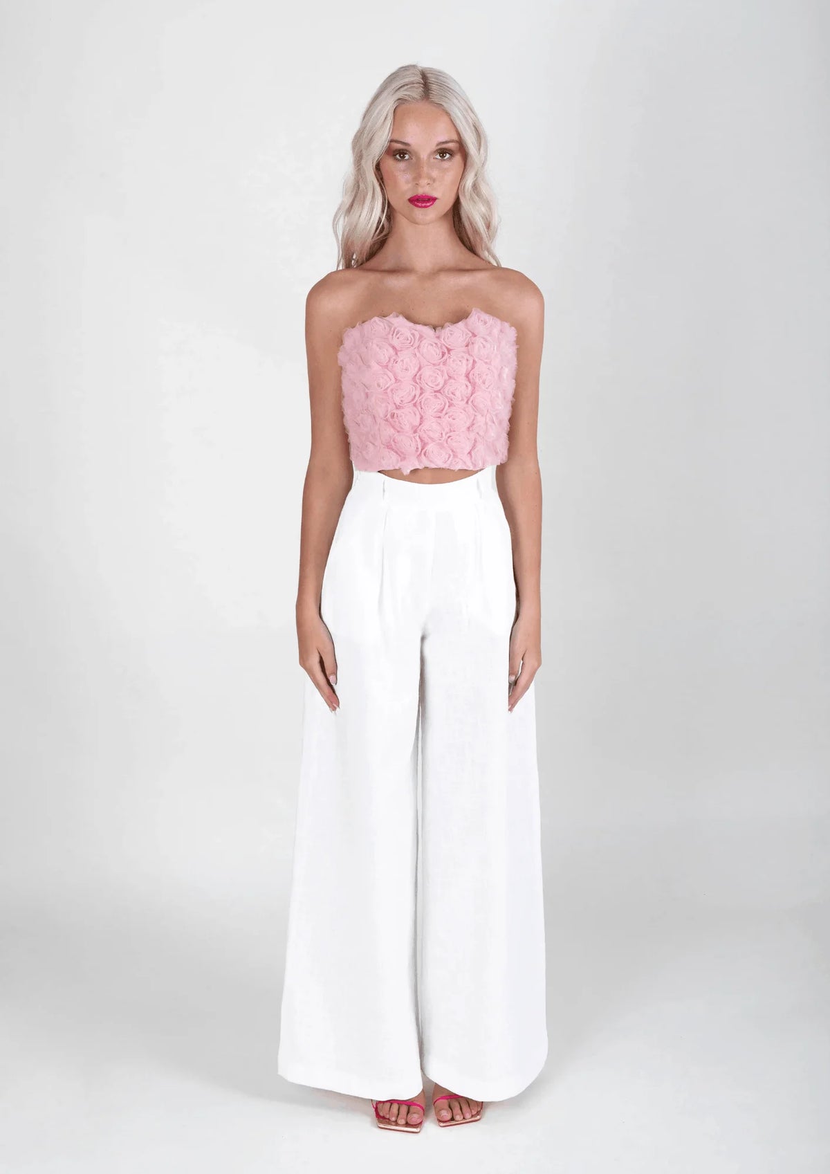 Top rose avec des fleurs en tulle