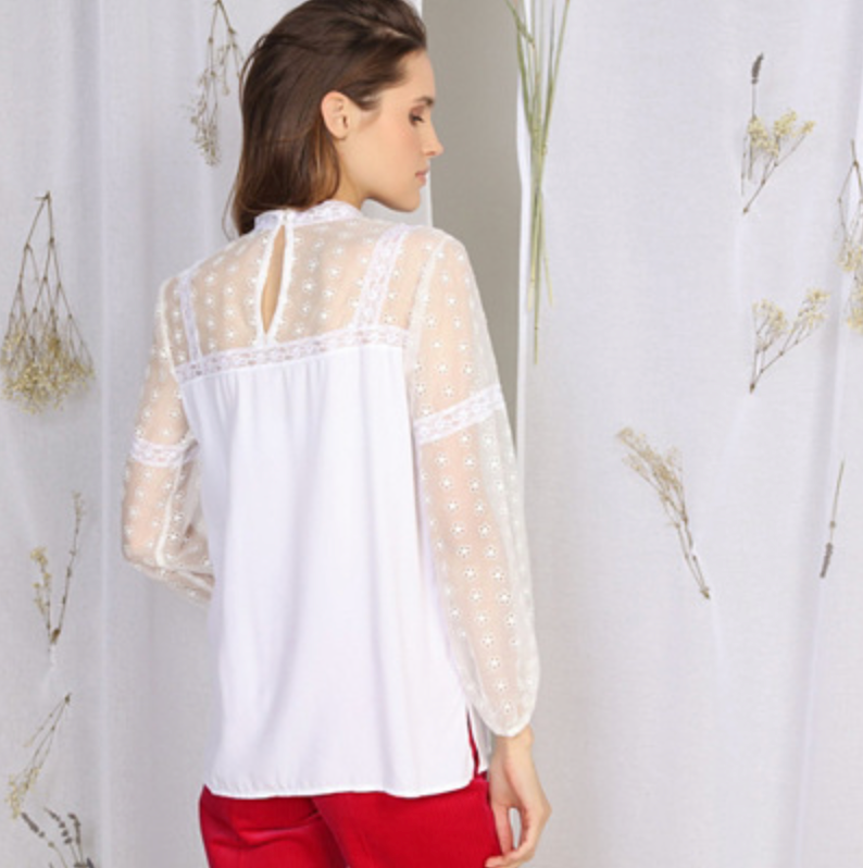 WHITE LONG-SLEEVED BLOUSE