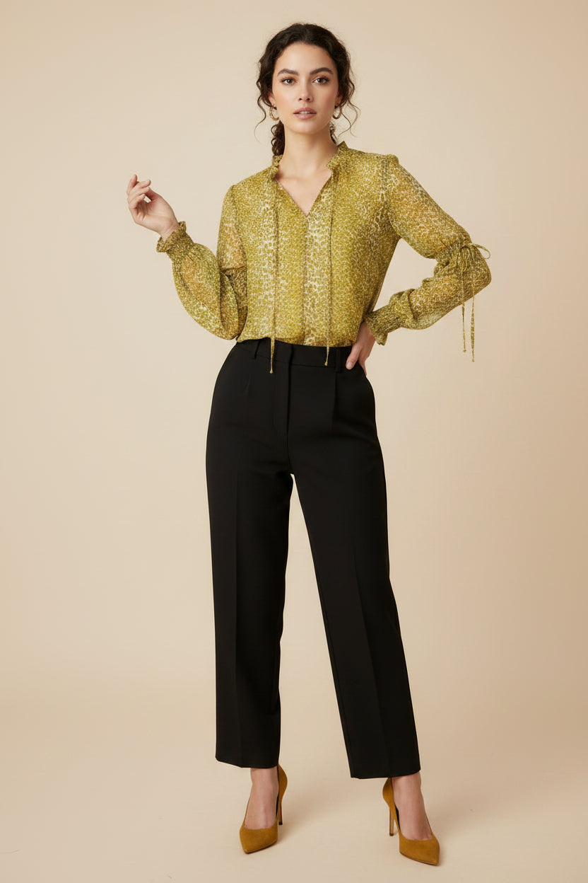 GELBE BLUSE MIT BELEGTEM MUSTER