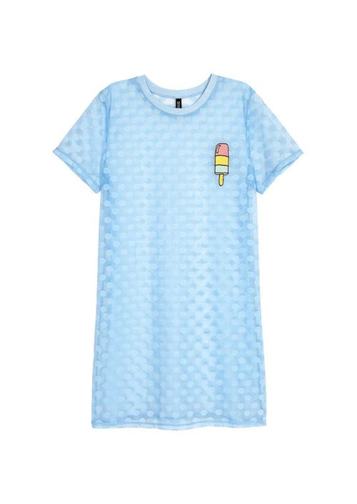 Durch hellblaue Tunika sehen