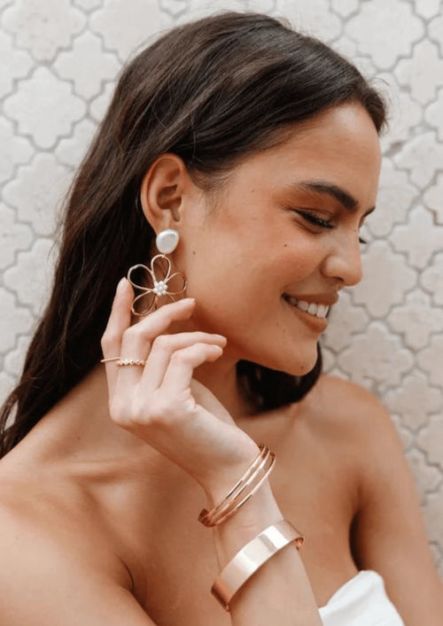 FLOWER-SHAPED EARRINGS