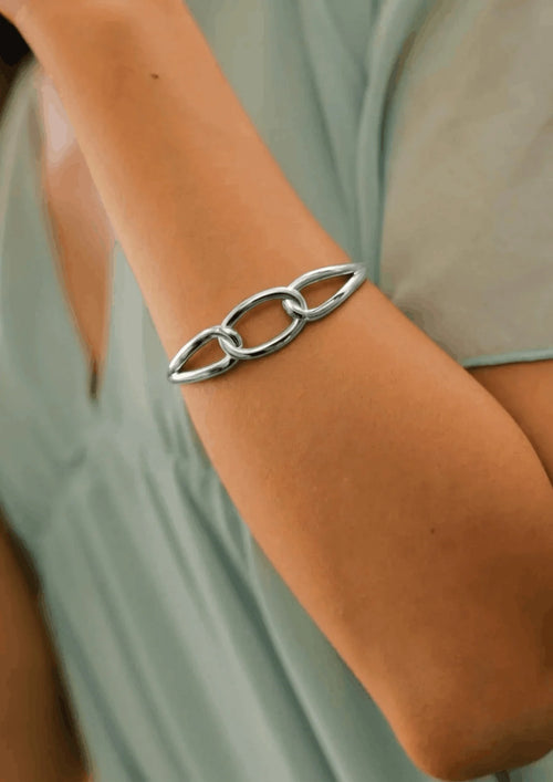 SILVER AIRY CIRCLE ARMCUFF