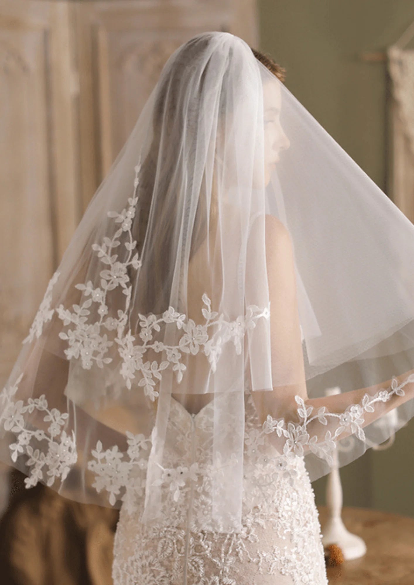 WHITE FLORAL VEIL