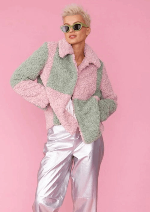 MANTEAU SURTAILLÉ EN FAUSSE PEAU LAINÉE