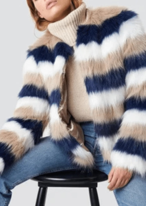 LE MANTEAU CLASSIQUE EN FAUSSE FOURRURE