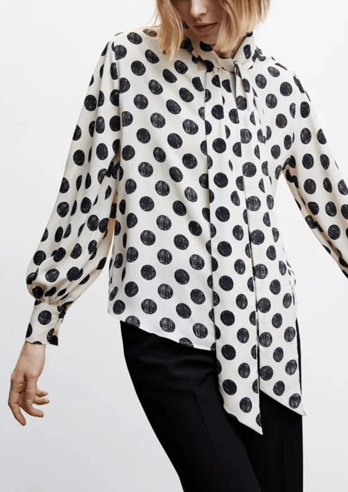 BLOUSE À POIS AVEC NOEUD