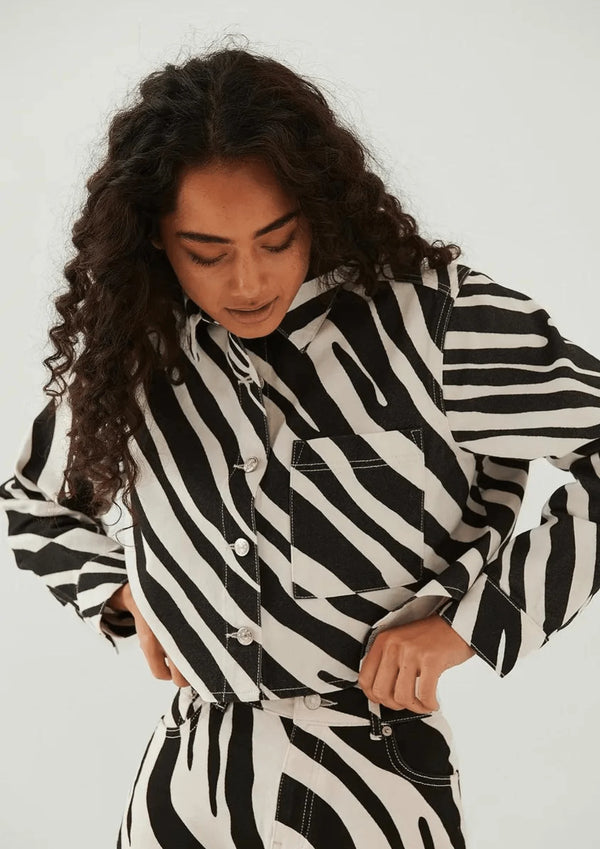 BLACK & WHITE CROPPED DENIM SHIRT