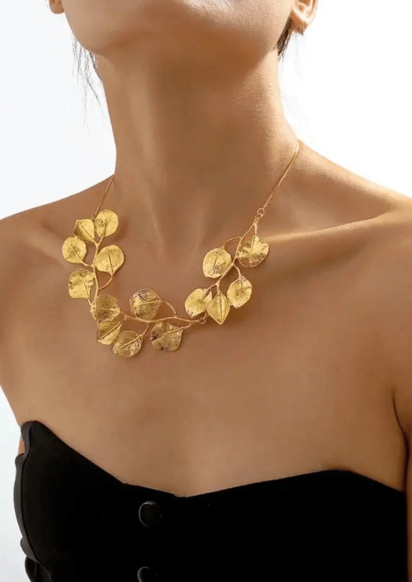 GOLDEN LEAF DESIGN NECKLACE