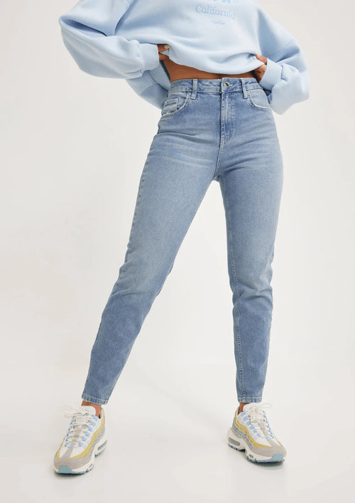 LIGHT BLUE MOM JEANS