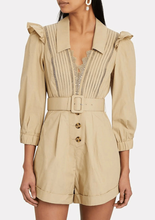 BEIGER PLAYSUIT MIT SPITZENBESATZ