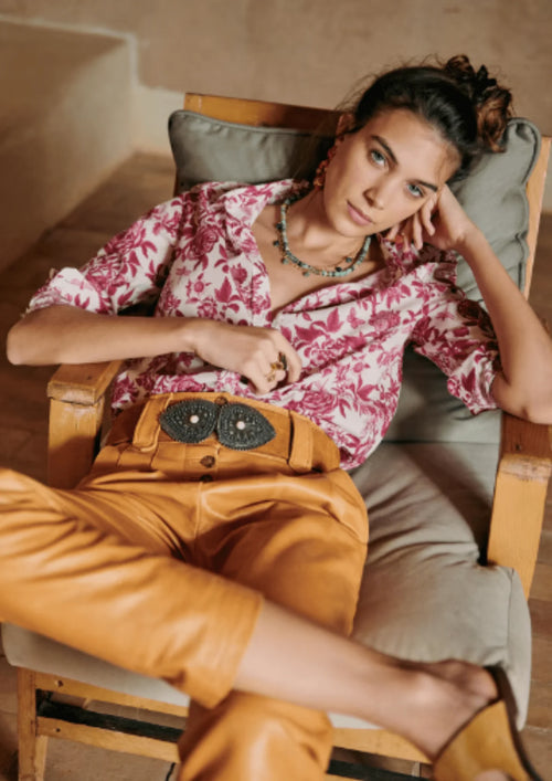 Rotes & off-weißes Blumen-Pierro-Hemd