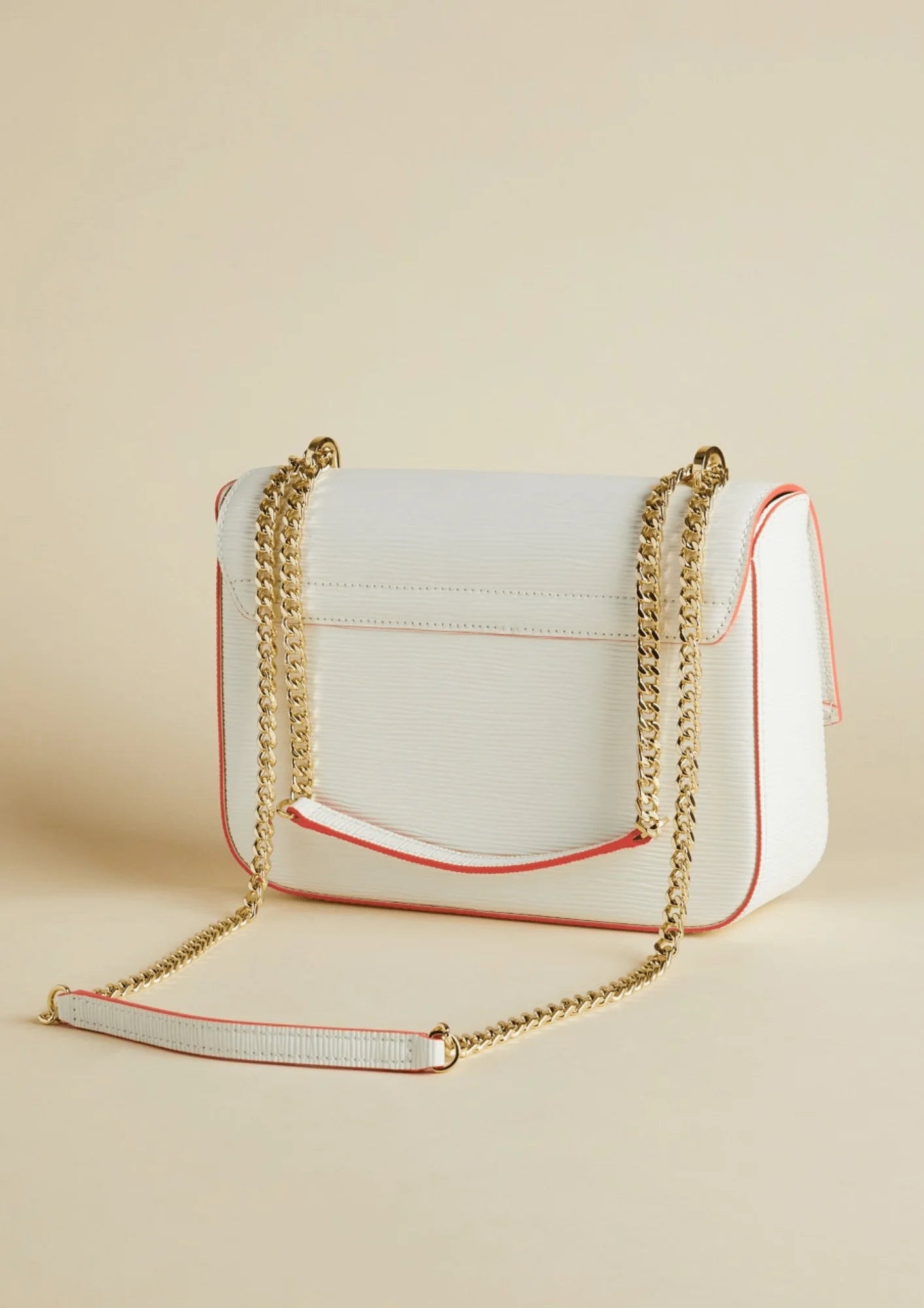 Crossbody -Tasche mit Goldkette