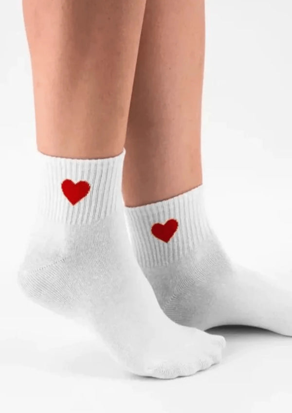Chaussettes longues à cœur blanc et rouge