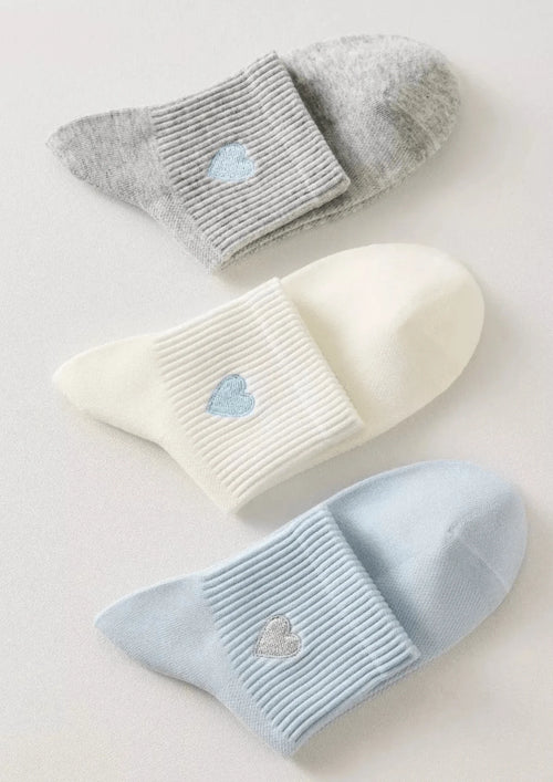 BOX OF SOCKS WITH HEART DETAILS