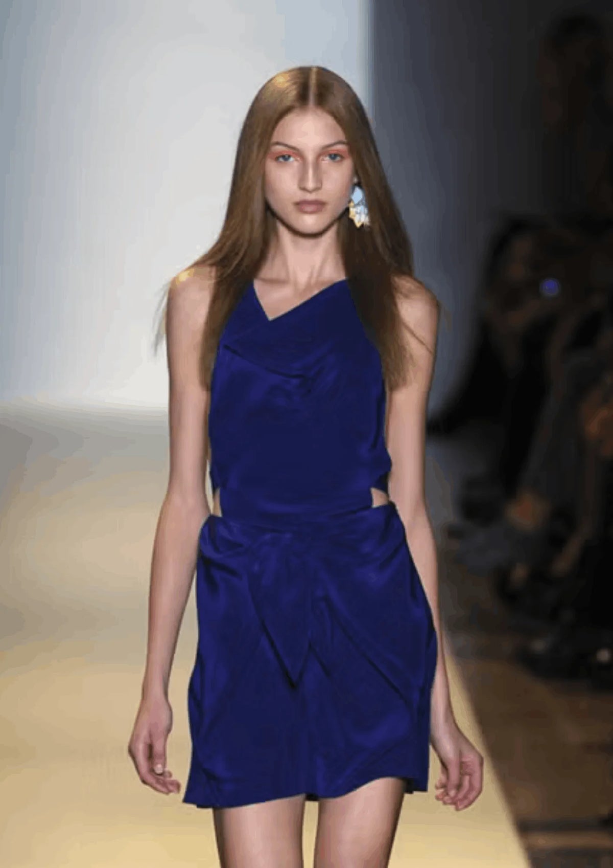 BLAUES AUSGESCHNITTENES MINIKLEID