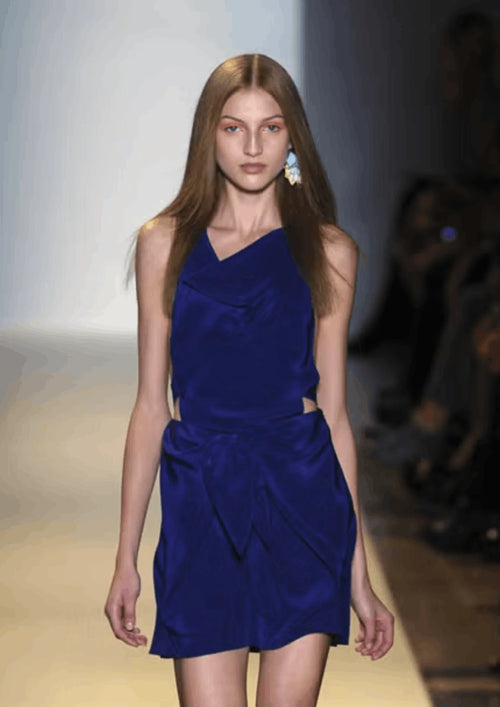 BLAUES AUSGESCHNITTENES MINIKLEID