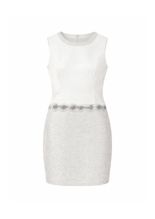 Weißes Kleid mit gestickten Gürtel