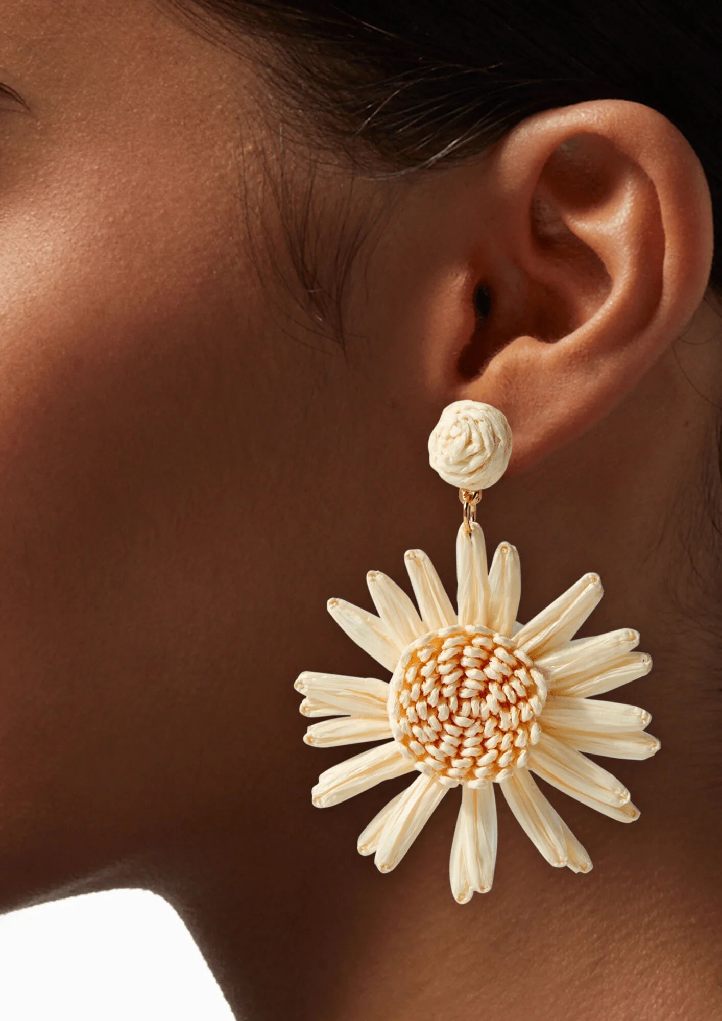 BEIGE RAFFIA DAISY LARGE EARRINGS