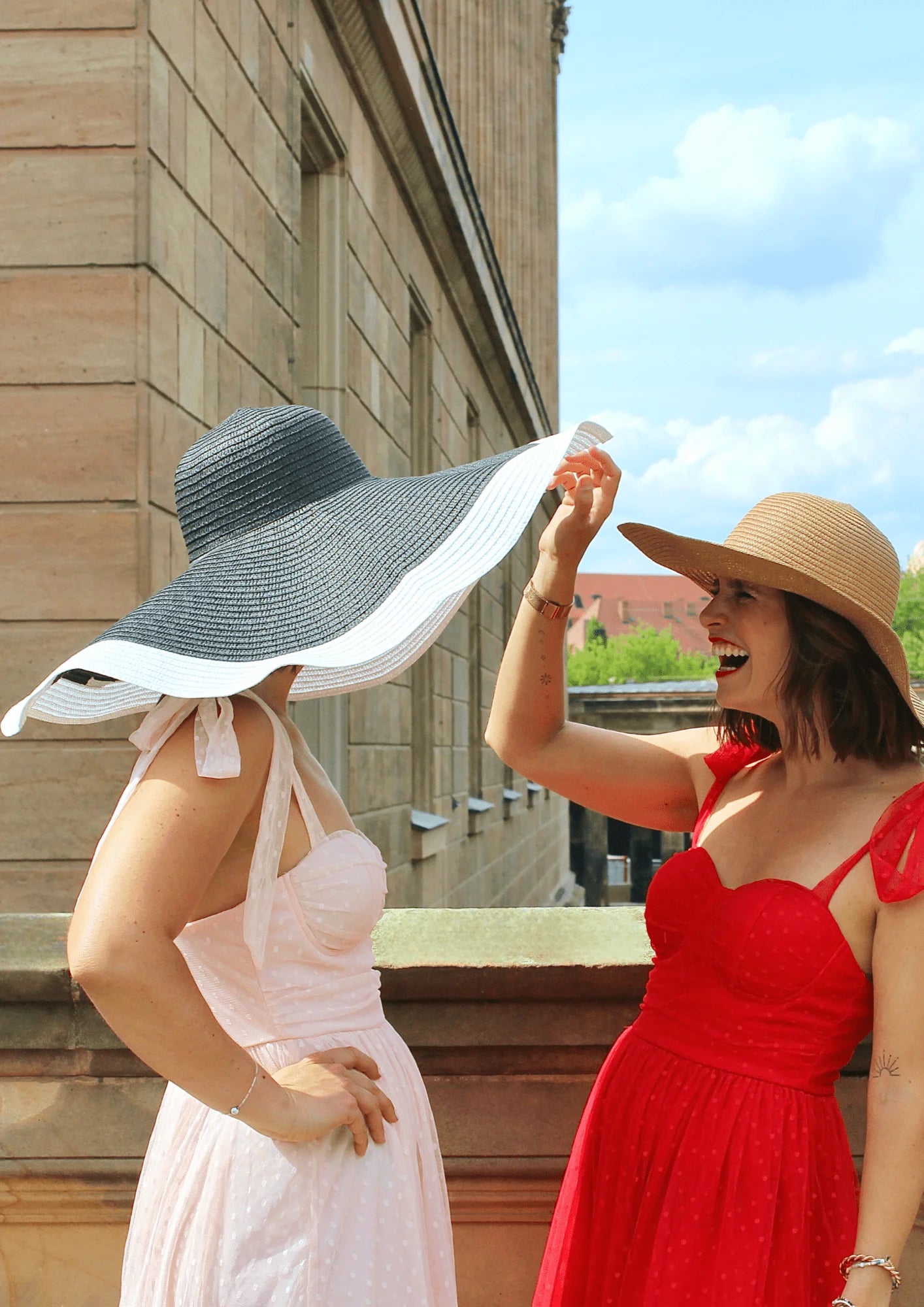 Chapeau de paille XXL noir et blanc