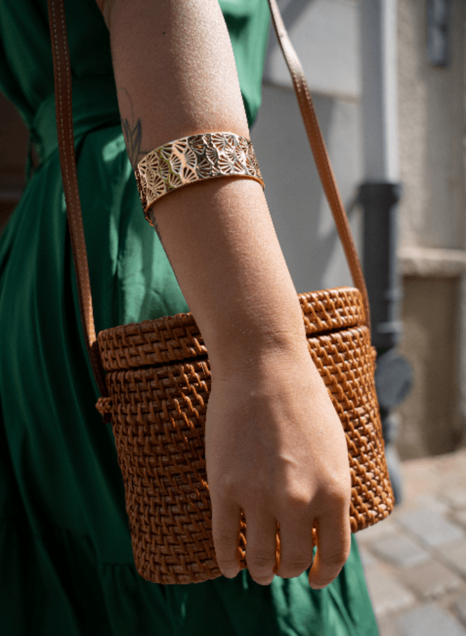 DONATIENNE GOLDEN CUFF WITH RED STONES - codressing