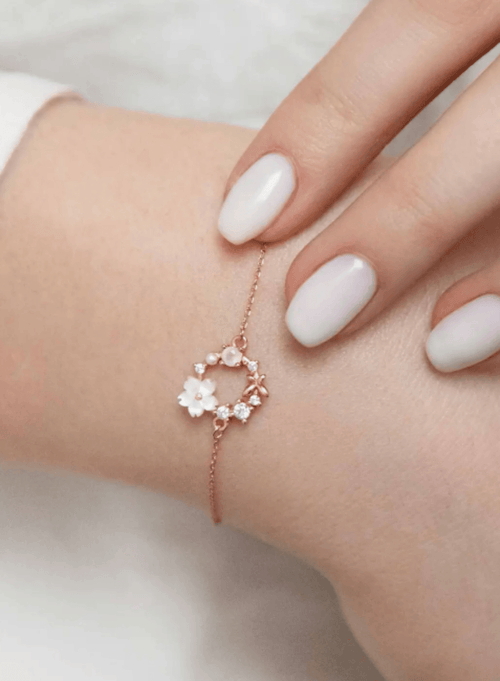 Weißes Roséblumenarmband