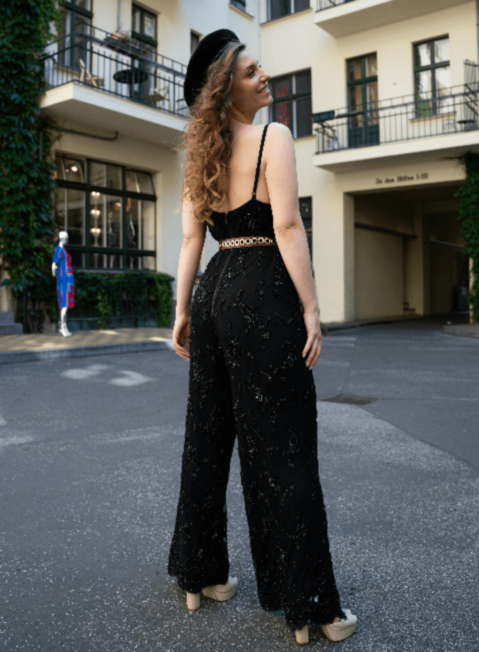 Schwarzer Jumpsuit mit Pailletten