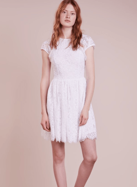 Mini-robe en dentelle blanche