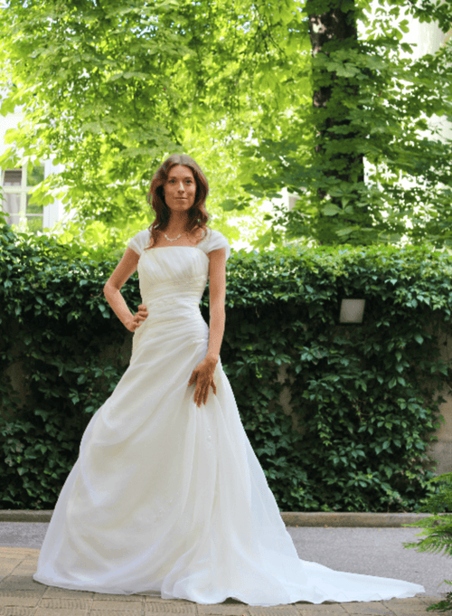Weißes Hochzeitskleid mit langem Zug