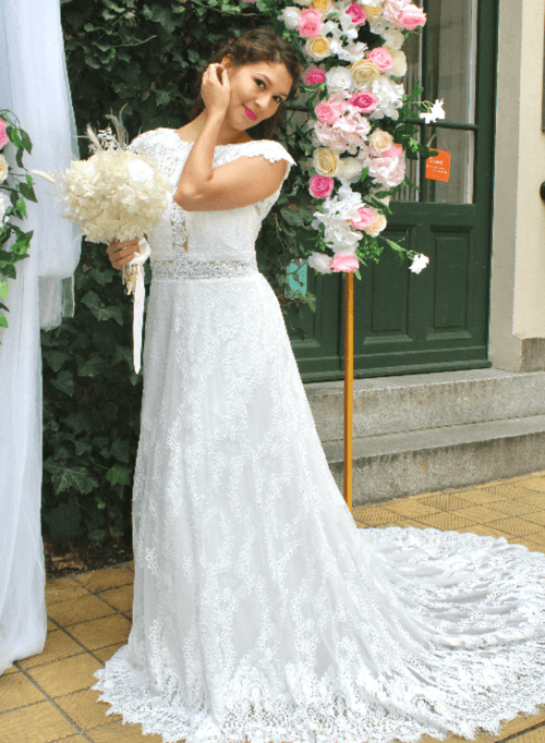 Weißes Spitzen -Hochzeitskleid