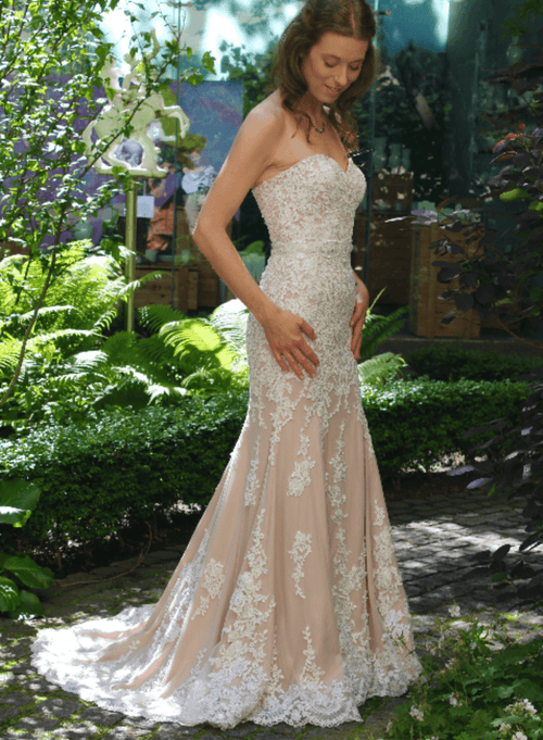 Trägerloses nacktes Hochzeitskleid