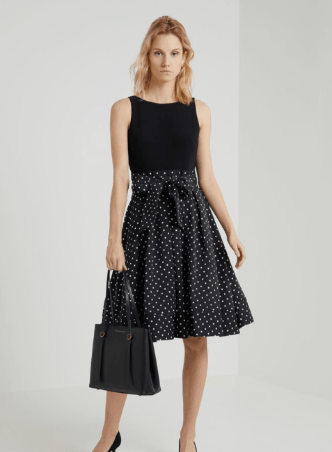 Schwarzes Kleid mit Tupfenrock