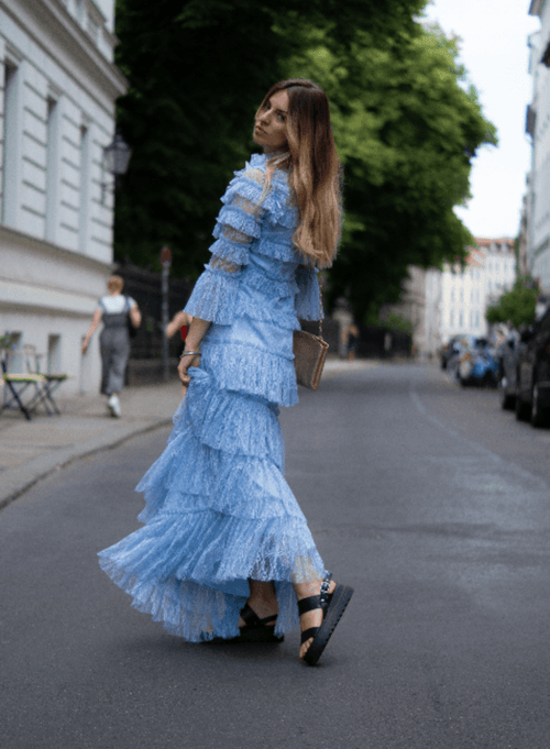Lave-robe bleu lavande en dentelle et volants